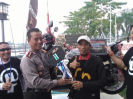 MENANG MANCING. Kapolres Sambas, AKBP Cahyo Hadiprabowo bersama Wakapolres Sambas, Kompol Jovan R Sumual menyerahkan sepeda motor matic kepada Muhlis di Dermaga Wisata Desa Dalam Kaum, Kecamatan Sambas, Minggu (26/8). Warga Desa Sekura, Kecamatan Teluk Keramat itu memenangkan Turnamen Mancing Udang Piala Polres Sambas dan Komunitas Memancing Kabupaten Sambas. Sairi/Rakyat Kalbar