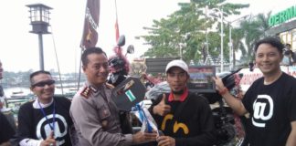 Mancing Udang, Muhlis dapat Motor Matic MENANG MANCING. Kapolres Sambas, AKBP Cahyo Hadiprabowo bersama Wakapolres Sambas, Kompol Jovan R Sumual menyerahkan sepeda motor matic kepada Muhlis di Dermaga Wisata Desa Dalam Kaum, Kecamatan Sambas, Minggu (26/8). Warga Desa Sekura, Kecamatan Teluk Keramat itu memenangkan Turnamen Mancing Udang Piala Polres Sambas dan Komunitas Memancing Kabupaten Sambas. Sairi/Rakyat Kalbar