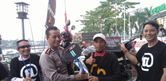 Mancing Udang, Muhlis dapat Motor Matic MENANG MANCING. Kapolres Sambas, AKBP Cahyo Hadiprabowo bersama Wakapolres Sambas, Kompol Jovan R Sumual menyerahkan sepeda motor matic kepada Muhlis di Dermaga Wisata Desa Dalam Kaum, Kecamatan Sambas, Minggu (26/8). Warga Desa Sekura, Kecamatan Teluk Keramat itu memenangkan Turnamen Mancing Udang Piala Polres Sambas dan Komunitas Memancing Kabupaten Sambas. Sairi/Rakyat Kalbar