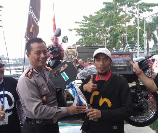 Mancing Udang, Muhlis dapat Motor Matic MENANG MANCING. Kapolres Sambas, AKBP Cahyo Hadiprabowo bersama Wakapolres Sambas, Kompol Jovan R Sumual menyerahkan sepeda motor matic kepada Muhlis di Dermaga Wisata Desa Dalam Kaum, Kecamatan Sambas, Minggu (26/8). Warga Desa Sekura, Kecamatan Teluk Keramat itu memenangkan Turnamen Mancing Udang Piala Polres Sambas dan Komunitas Memancing Kabupaten Sambas. Sairi/Rakyat Kalbar