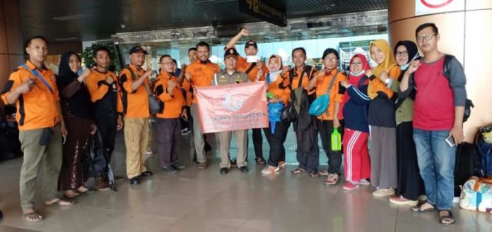 MISI KEMANUSIAAN. Relawan Relindo Kalbar berada di Bandara Supadio Kubu Raya yang siap berangkat ke Lombok, NTB, Selasa (14/8). Agus Harianto for RK