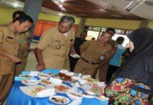 Yuk, Tingkatkan Konsumsi Ikan CICIPI HASIL LOMBA. Bupati Sintang, Jarot Winarno, mencicipi masakan ikan gabus dalam lomba masak besutan Dinas Ketahanan Pangan dan Perikanan Sintang, di Gedung Pancasila, Selasa (7/8). Humas Pemkab Sintang for Rakyat Kalbar