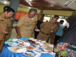 CICIPI HASIL LOMBA. Bupati Sintang, Jarot Winarno, mencicipi masakan ikan gabus dalam lomba masak besutan Dinas Ketahanan Pangan dan Perikanan Sintang, di Gedung Pancasila, Selasa (7/8). Humas Pemkab Sintang for Rakyat Kalbar