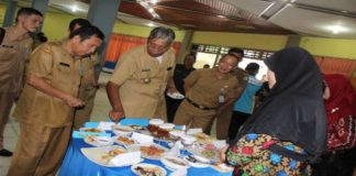 Yuk, Tingkatkan Konsumsi Ikan CICIPI HASIL LOMBA. Bupati Sintang, Jarot Winarno, mencicipi masakan ikan gabus dalam lomba masak besutan Dinas Ketahanan Pangan dan Perikanan Sintang, di Gedung Pancasila, Selasa (7/8). Humas Pemkab Sintang for Rakyat Kalbar