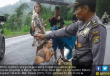 Polisi Bakal Cegat Bule Berbikini Naik Motor