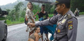 Polisi Bakal Cegat Bule Berbikini Naik Motor