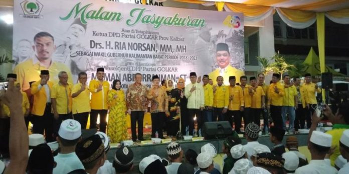 TASYAKURAN. Midji-Norsan dan sejumlah pengurus Partai Golkar berfoto bersama usai malam tasyakuran di Gedung Zamrud Khatulistiwa, Rabu (8/8) malam—Bangun Subekti/RK