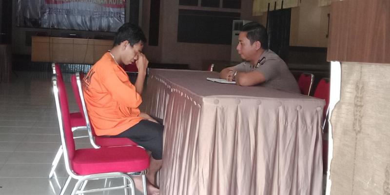 TES KEJIWAAN. Taufik menangis di depan Kompol Teguh Purwo Nugroho saat menjalani pemeriksan kejiwaan di Polresta Pontianak, Selasa (7/8)—Bangun Subekti