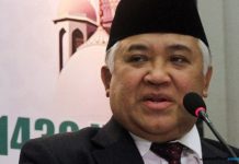 Din Resmi Keluar dari Istana