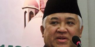 Din Resmi Keluar dari Istana