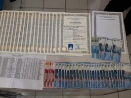 Mantan Kepala SMA di Sekadau Diciduk Tim Saber Pungli BARANG BUKTI. Ijazah dan uang yang berhasil diamankan dari tangan DEH, kemarin. Polisi for RK