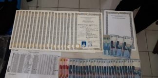 Mantan Kepala SMA di Sekadau Diciduk Tim Saber Pungli BARANG BUKTI. Ijazah dan uang yang berhasil diamankan dari tangan DEH, kemarin. Polisi for RK