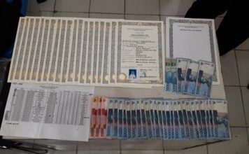 Mantan Kepala SMA di Sekadau Diciduk Tim Saber Pungli BARANG BUKTI. Ijazah dan uang yang berhasil diamankan dari tangan DEH, kemarin. Polisi for RK