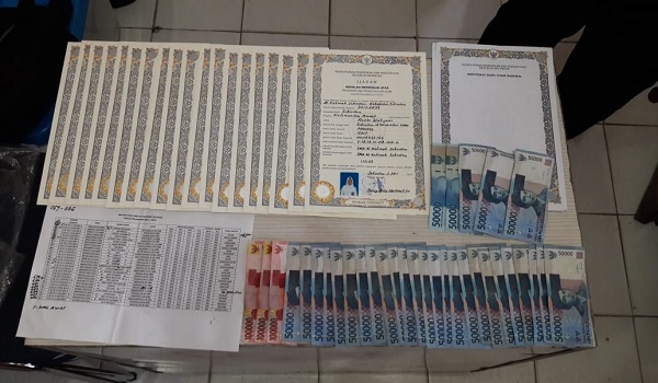 BARANG BUKTI. Ijazah dan uang yang berhasil diamankan dari tangan DEH, kemarin. Polisi for RK