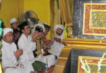 Hujan Tak Bikin Jamaah Beranjak dari Tausiah UAS