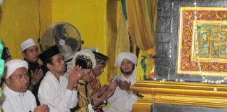 Hujan Tak Bikin Jamaah Beranjak dari Tausiah UAS