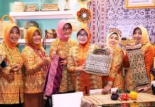 Kenalkan Tenun Corak Insang ke Kancah Nasional