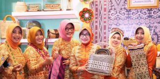 Kenalkan Tenun Corak Insang ke Kancah Nasional