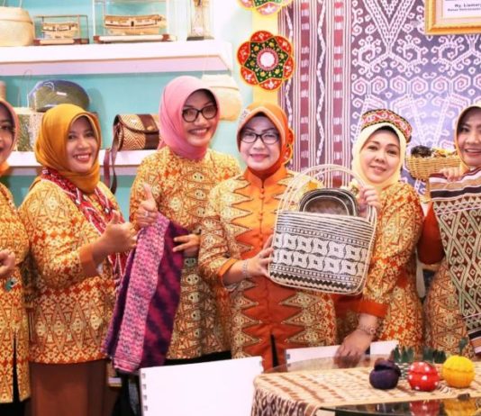 Kenalkan Tenun Corak Insang ke Kancah Nasional