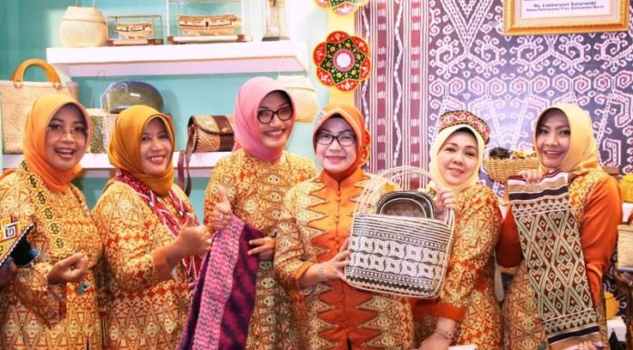 Kenalkan Tenun Corak Insang ke Kancah Nasional