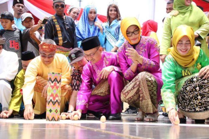 DIRIKAN TELUR. Edi Rusdi Kamtono berupaya mendirikan telur di event kulminasi matahari di kawasan Tugu Khatulistiwa, Sabtu (22/9). Humas Pemkot for RK