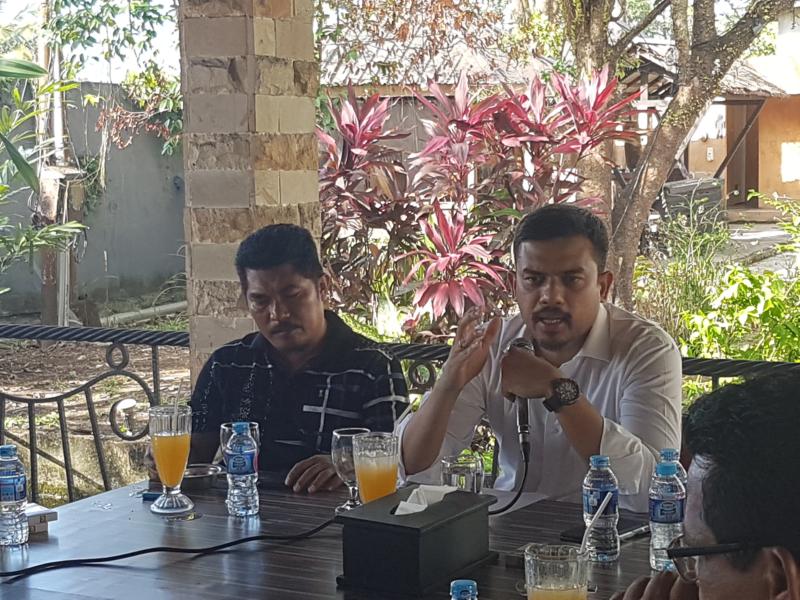 Perintah dan Instruksi. Wakil Sekretaris Jenderal (Wasekjen) DPP Partai Golkar, Maman Abdurrahman, ST memberikan perintah sekaligus instruksi terhadap para bacaleg Partai Golkar se-Kabupaten Kubu Raya terkait langkah strategis pemenangan Partai Golkar pada Pemilu Legislatif (Pileg) 2019 di Hotel Randayan, Minggu (2/9). Andry Soe/RK.