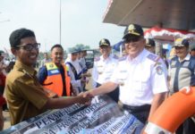Bupati Serahkan Bantuan Speedboat untuk Kubu dan Terentang