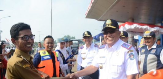 Bupati Serahkan Bantuan Speedboat untuk Kubu dan Terentang