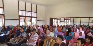 Perjuangkan Jalan Strategis Nasional di ‘Negeri Bertuah’ Reses. Anggota DPRD Kayong Utara, Suryana melaksanakan reses di Gedung Serbaguna, Desa Sungai Sepeti, awal Juni 2018. Kamiriluddin/RK.