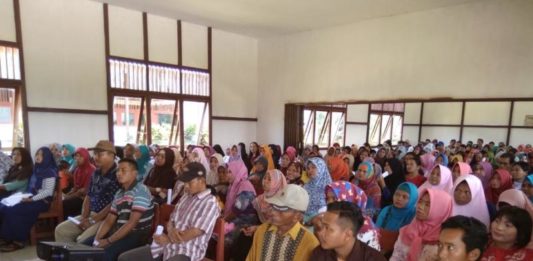 Perjuangkan Jalan Strategis Nasional di ‘Negeri Bertuah’ Reses. Anggota DPRD Kayong Utara, Suryana melaksanakan reses di Gedung Serbaguna, Desa Sungai Sepeti, awal Juni 2018. Kamiriluddin/RK.