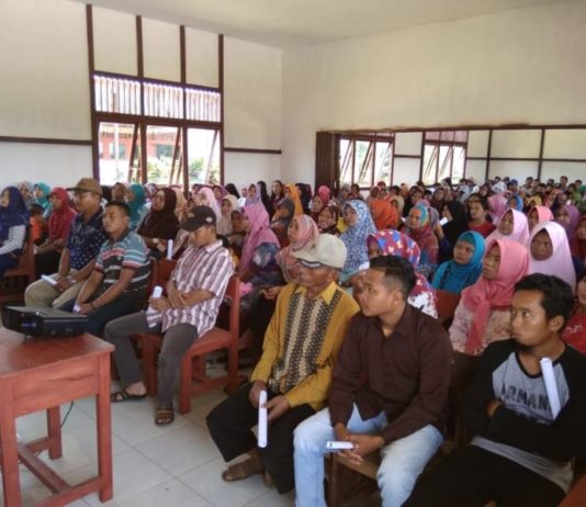 Perjuangkan Jalan Strategis Nasional di ‘Negeri Bertuah’ Reses. Anggota DPRD Kayong Utara, Suryana melaksanakan reses di Gedung Serbaguna, Desa Sungai Sepeti, awal Juni 2018. Kamiriluddin/RK.