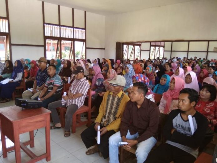 Reses. Anggota DPRD Kayong Utara, Suryana melaksanakan reses di Gedung Serbaguna, Desa Sungai Sepeti, awal Juni 2018. Kamiriluddin/RK.