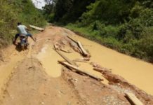 Kubangan Lumpur di Jalan Sayan-Madya Raya Meresahkan Warga