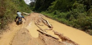 Kubangan Lumpur di Jalan Sayan-Madya Raya Meresahkan Warga