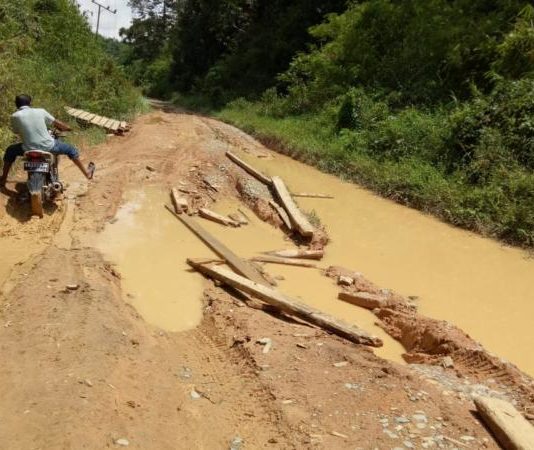Kubangan Lumpur di Jalan Sayan-Madya Raya Meresahkan Warga