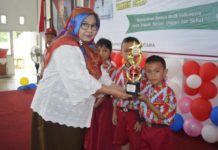 Puncak Peringatan Hari Anak Nasional 2018 Pemberian Hadiah. Anak-anak yang beruntung mendapat hadiah dari Asisten Administrasi dan Umum Setda KKU, Munirah di puncak peringatan Hari Anak di Balai Praja Sukadana, Rabu (29/8). Kamiriluddin/RK.