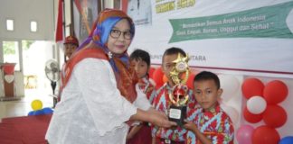Puncak Peringatan Hari Anak Nasional 2018 Pemberian Hadiah. Anak-anak yang beruntung mendapat hadiah dari Asisten Administrasi dan Umum Setda KKU, Munirah di puncak peringatan Hari Anak di Balai Praja Sukadana, Rabu (29/8). Kamiriluddin/RK.