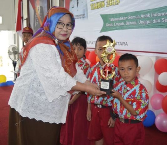 Puncak Peringatan Hari Anak Nasional 2018 Pemberian Hadiah. Anak-anak yang beruntung mendapat hadiah dari Asisten Administrasi dan Umum Setda KKU, Munirah di puncak peringatan Hari Anak di Balai Praja Sukadana, Rabu (29/8). Kamiriluddin/RK.