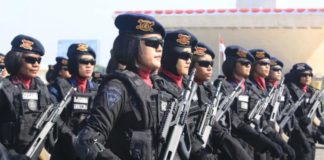 Wakapolda Kalbar Inspektur Upacara HUT ke-70 Polwan