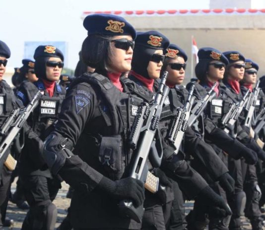 Wakapolda Kalbar Inspektur Upacara HUT ke-70 Polwan