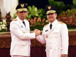 KOMPAK. Sutarmidji-Ria Norsan melakukan salam komando usai dilantik Presiden sebagai Gubernur dan Wakil Gubernur Kalbar di Istana Negara, Jakarta, Rabu (5/9).