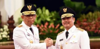 Midji Optimis Mampu Dongkrak IPM Kalbar KOMPAK. Sutarmidji-Ria Norsan melakukan salam komando usai dilantik Presiden sebagai Gubernur dan Wakil Gubernur Kalbar di Istana Negara, Jakarta, Rabu (5/9).