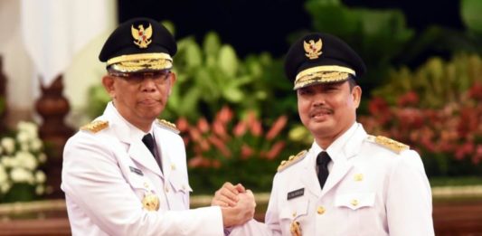 Midji Optimis Mampu Dongkrak IPM Kalbar KOMPAK. Sutarmidji-Ria Norsan melakukan salam komando usai dilantik Presiden sebagai Gubernur dan Wakil Gubernur Kalbar di Istana Negara, Jakarta, Rabu (5/9).