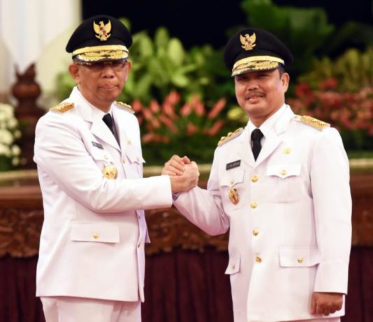 Gubernur Kembalikan Sekda ke Kemendagri KOMPAK. Sutarmidji-Ria Norsan melakukan salam komando usai dilantik Presiden sebagai Gubernur dan Wakil Gubernur Kalbar di Istana Negara, Jakarta, Rabu (5/9).