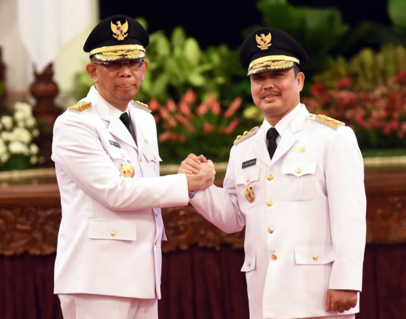 KOMPAK. Sutarmidji-Ria Norsan melakukan salam komando usai dilantik Presiden sebagai Gubernur dan Wakil Gubernur Kalbar di Istana Negara, Jakarta, Rabu (5/9).