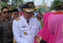 Pengin Banyak Warga Menikmati Uang APBD PENYAMBUTAN. Sutarmidji menyalami warga yang menyambut kedatangannya di Pendopo Gubernur Kalbar, Kamis (6/9). Rizka Nanda-RK