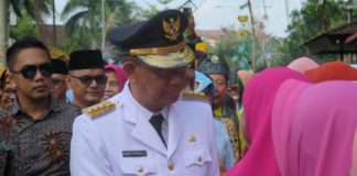 Pengin Banyak Warga Menikmati Uang APBD PENYAMBUTAN. Sutarmidji menyalami warga yang menyambut kedatangannya di Pendopo Gubernur Kalbar, Kamis (6/9). Rizka Nanda-RK
