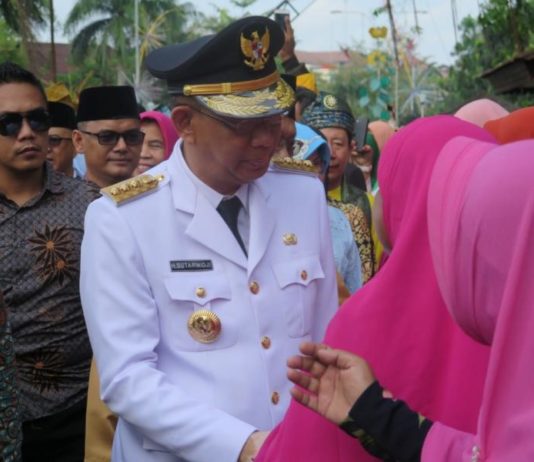 Pengin Banyak Warga Menikmati Uang APBD PENYAMBUTAN. Sutarmidji menyalami warga yang menyambut kedatangannya di Pendopo Gubernur Kalbar, Kamis (6/9). Rizka Nanda-RK