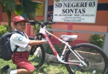 Jokowi Beri Nursaka Sepeda