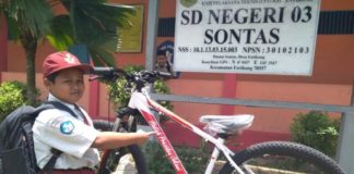 Jokowi Beri Nursaka Sepeda